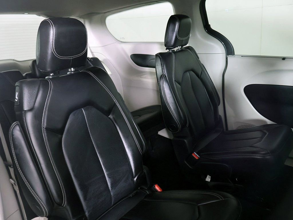 Used 2023 Chrysler Pacifica Touring-L image 31