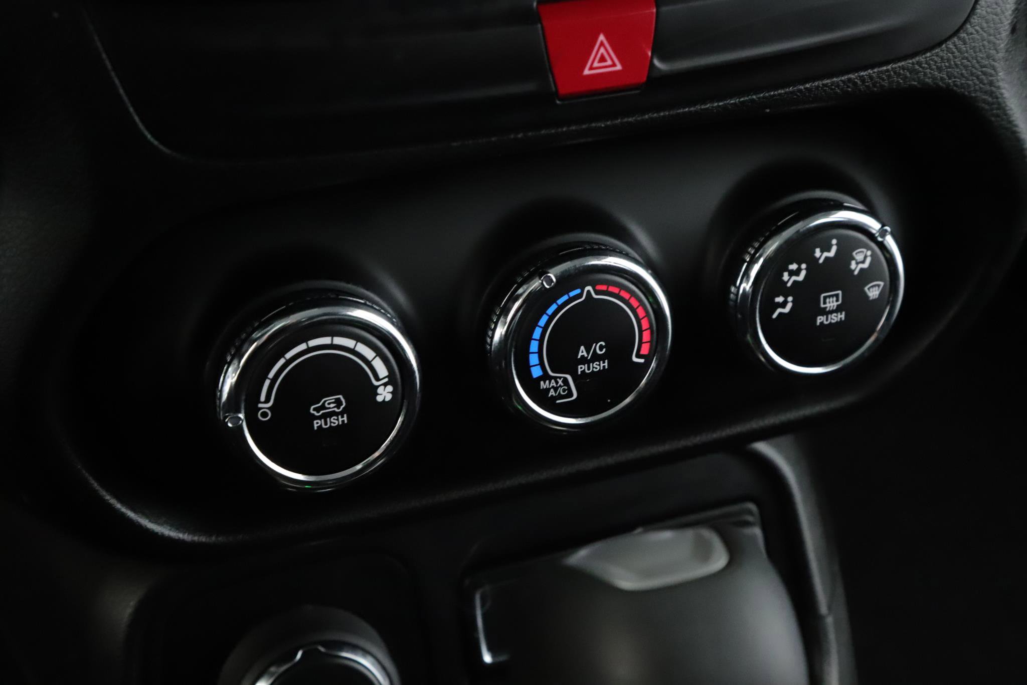 Used 2017 Jeep Renegade Latitude image 13