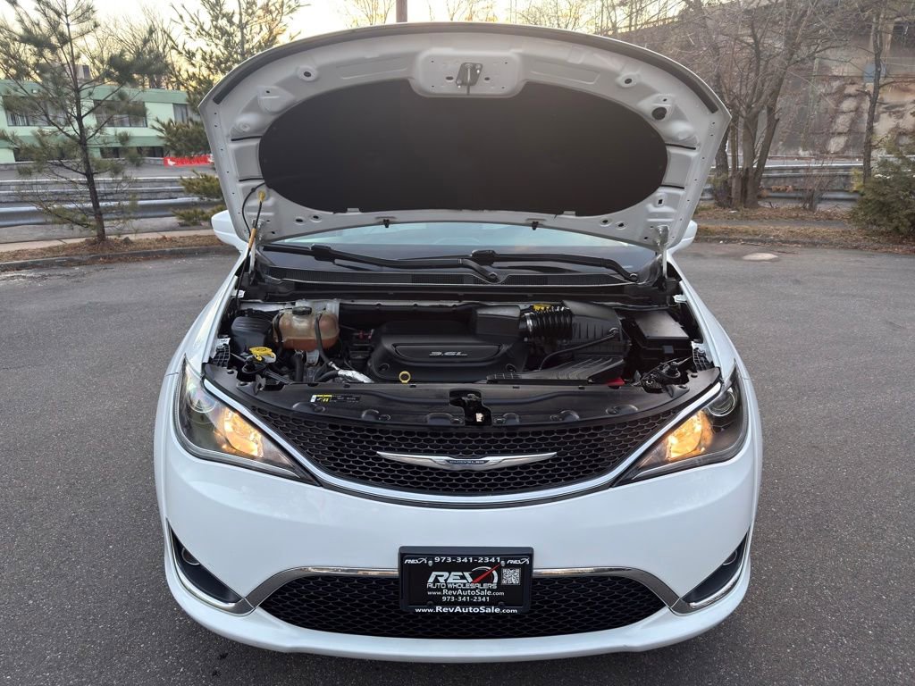 Used 2018 Chrysler Pacifica Touring-L FWD image 36