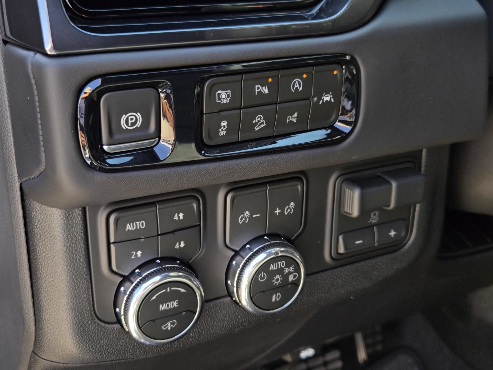 New 2026 GMC Yukon XL AT4 Ultimate AWD/4WD image 9