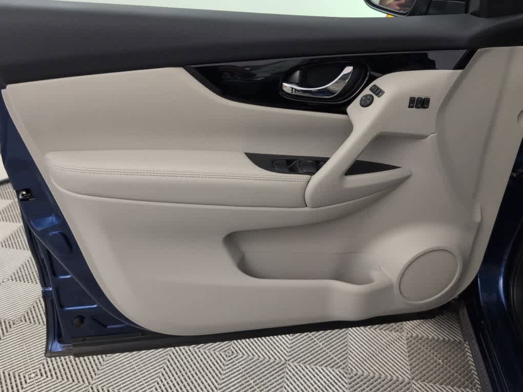 Used 2022 Nissan Rogue Sport SL w/ Premium Package FWD image 19