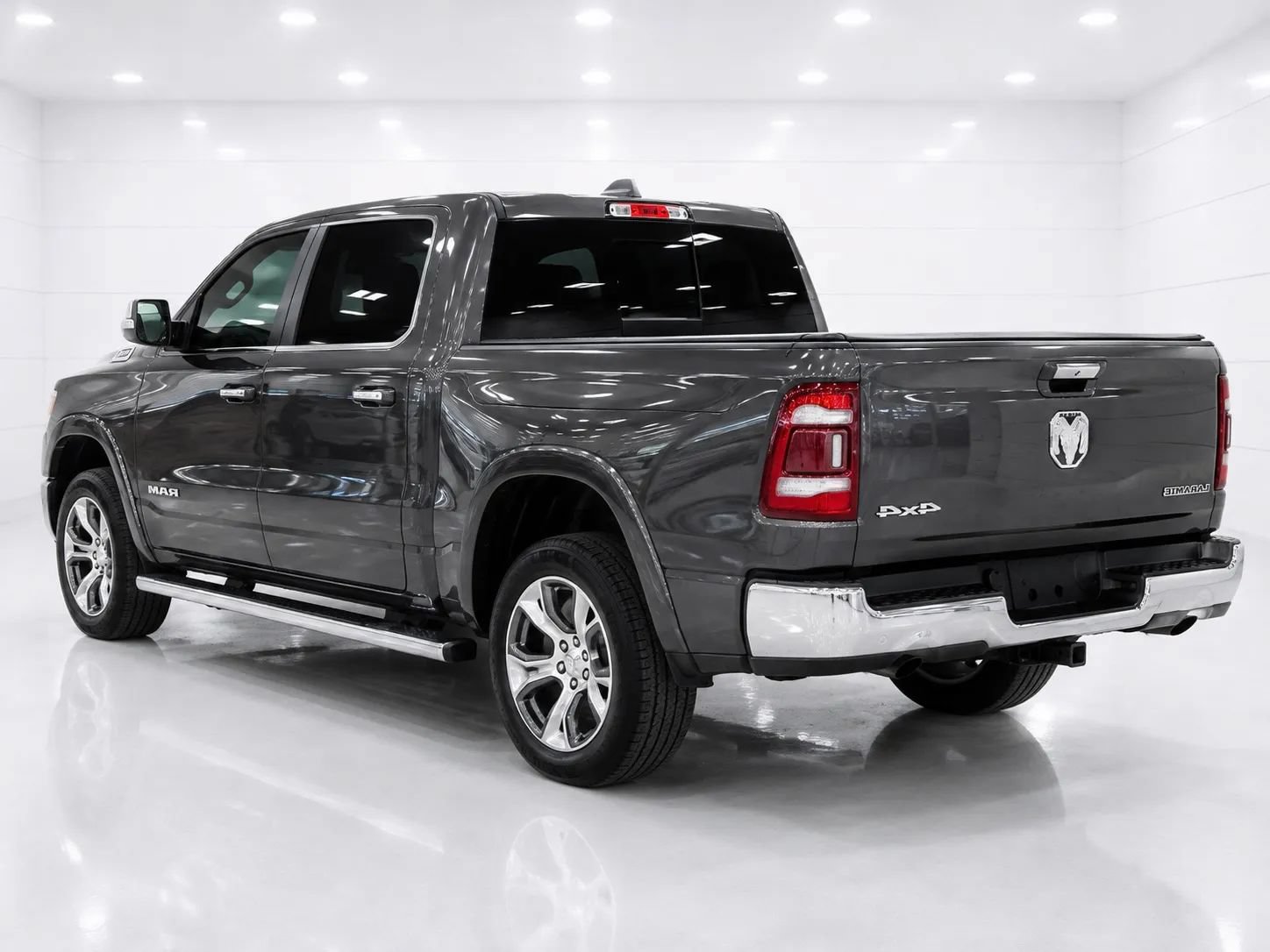 Used 2019 RAM 1500 Laramie AWD/4WD image 3