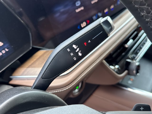 Used 2025 Chevrolet Tahoe High Country AWD/4WD image 25