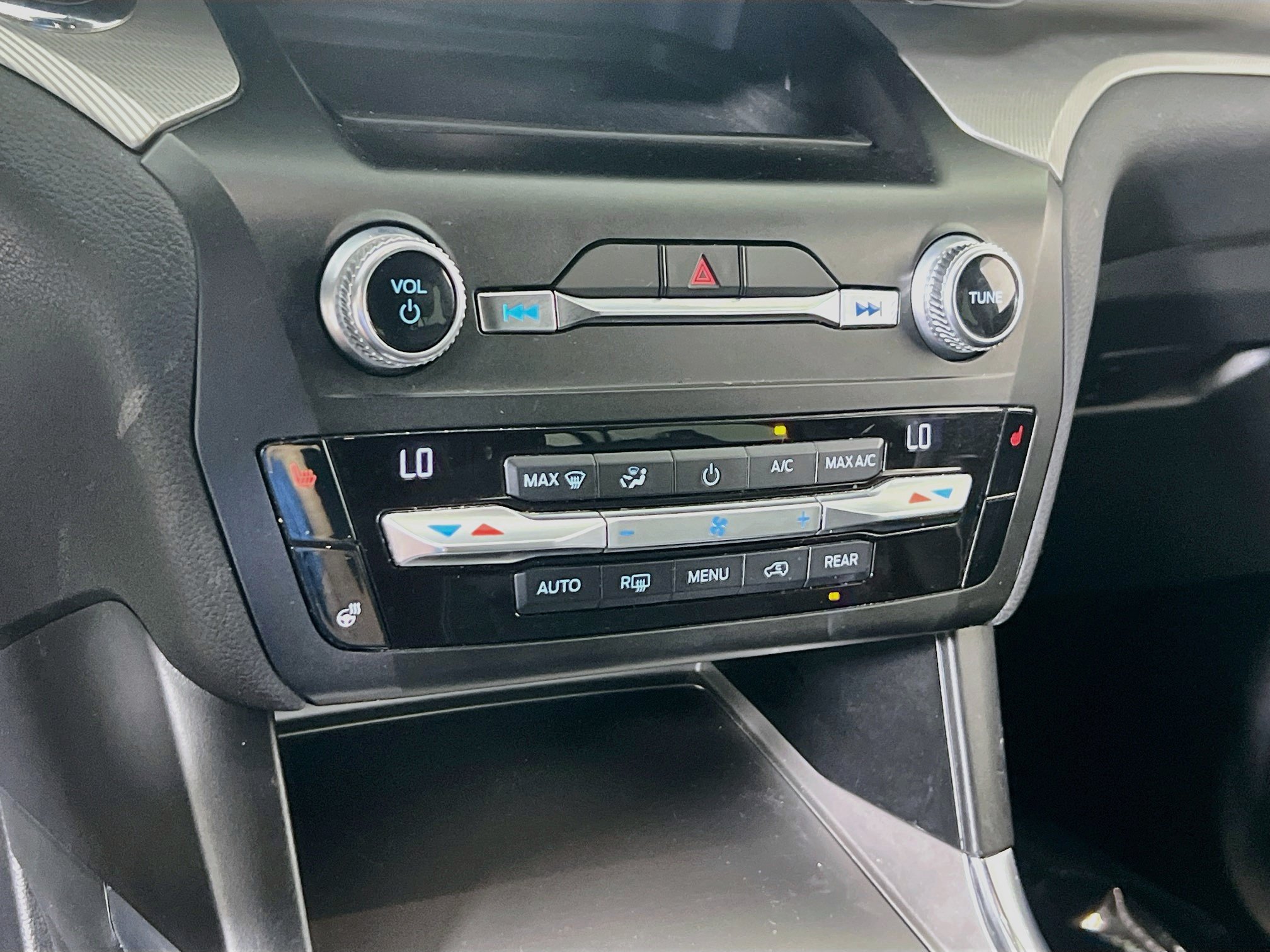 Used 2020 Ford Explorer XLT w/ Equipment Group 202A AWD/4WD image 15