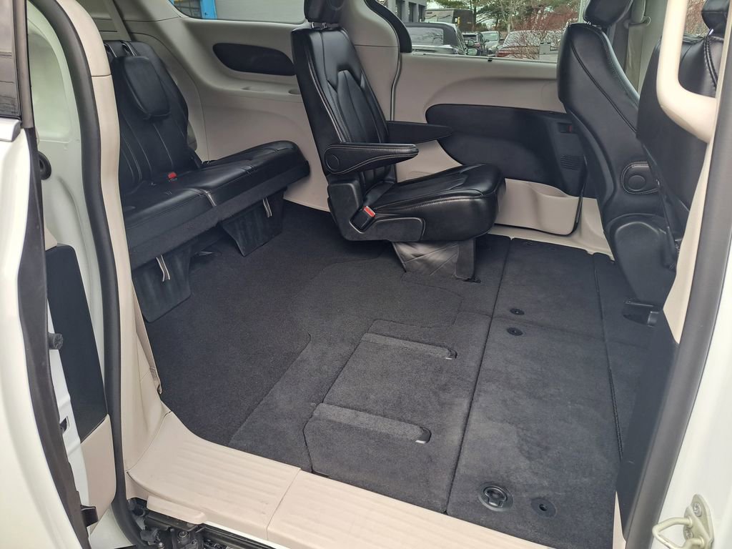 Used 2024 Chrysler Pacifica Touring-L image 21