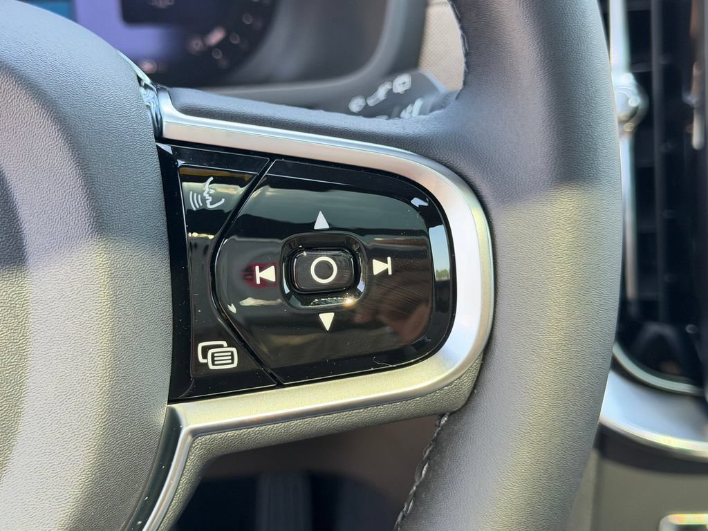 New 2026 Volvo XC90 B6 Plus w/ Protection Package Premier AWD/4WD image 18