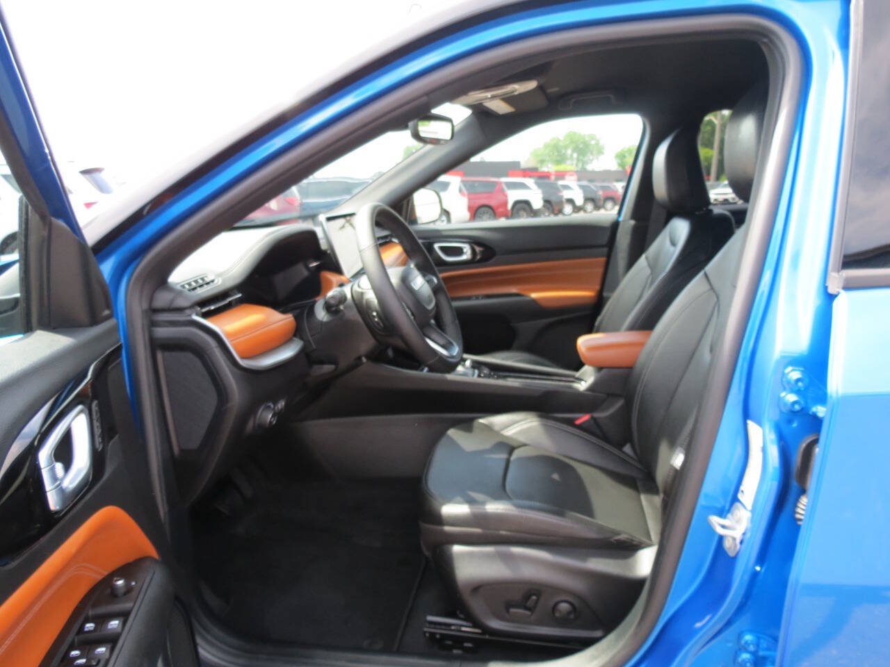 Used 2024 Jeep Compass Limited w/ Elite Group AWD/4WD image 11