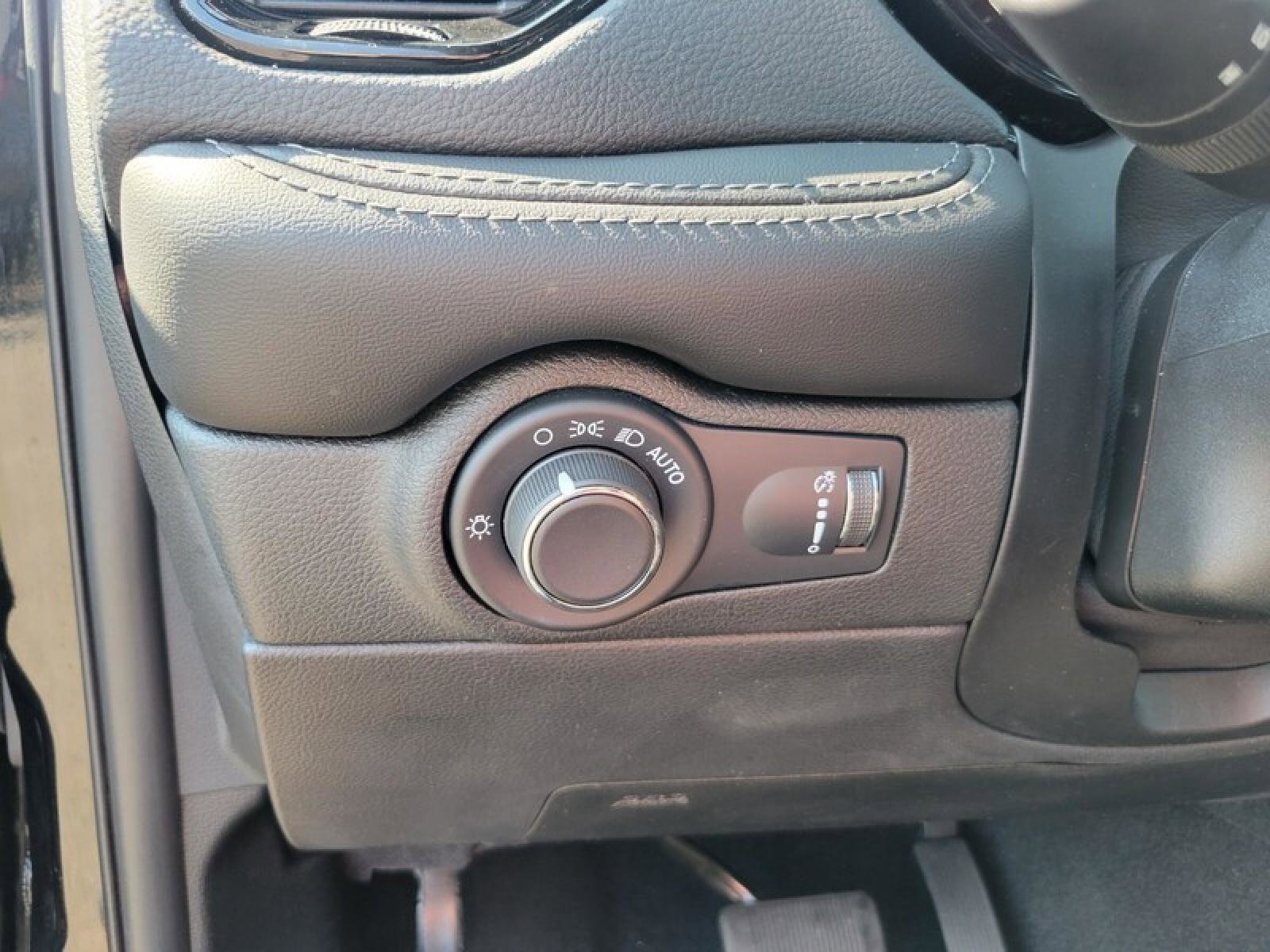 Used 2024 Dodge Durango SXT image 13