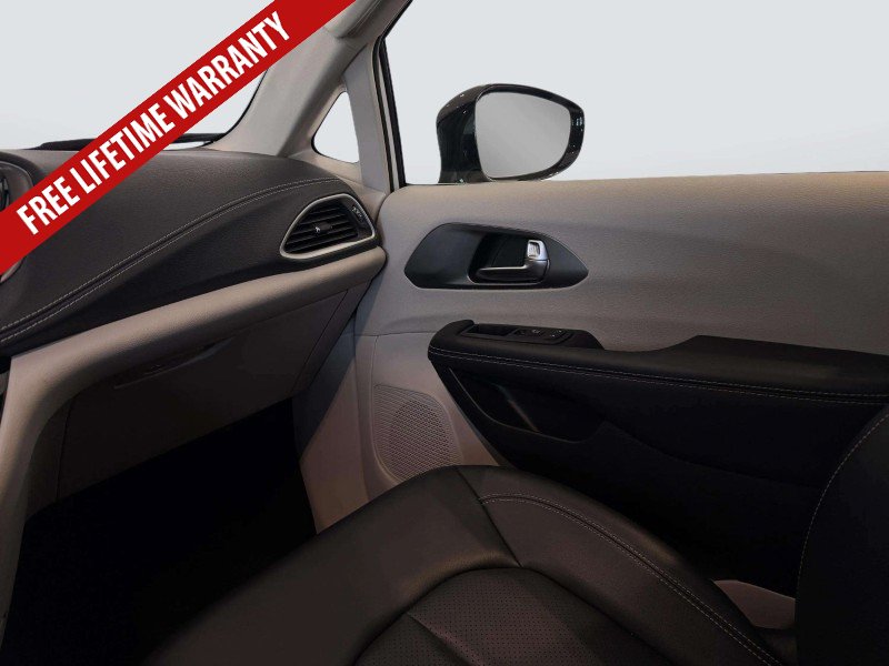Used 2024 Chrysler Pacifica Limited FWD image 29