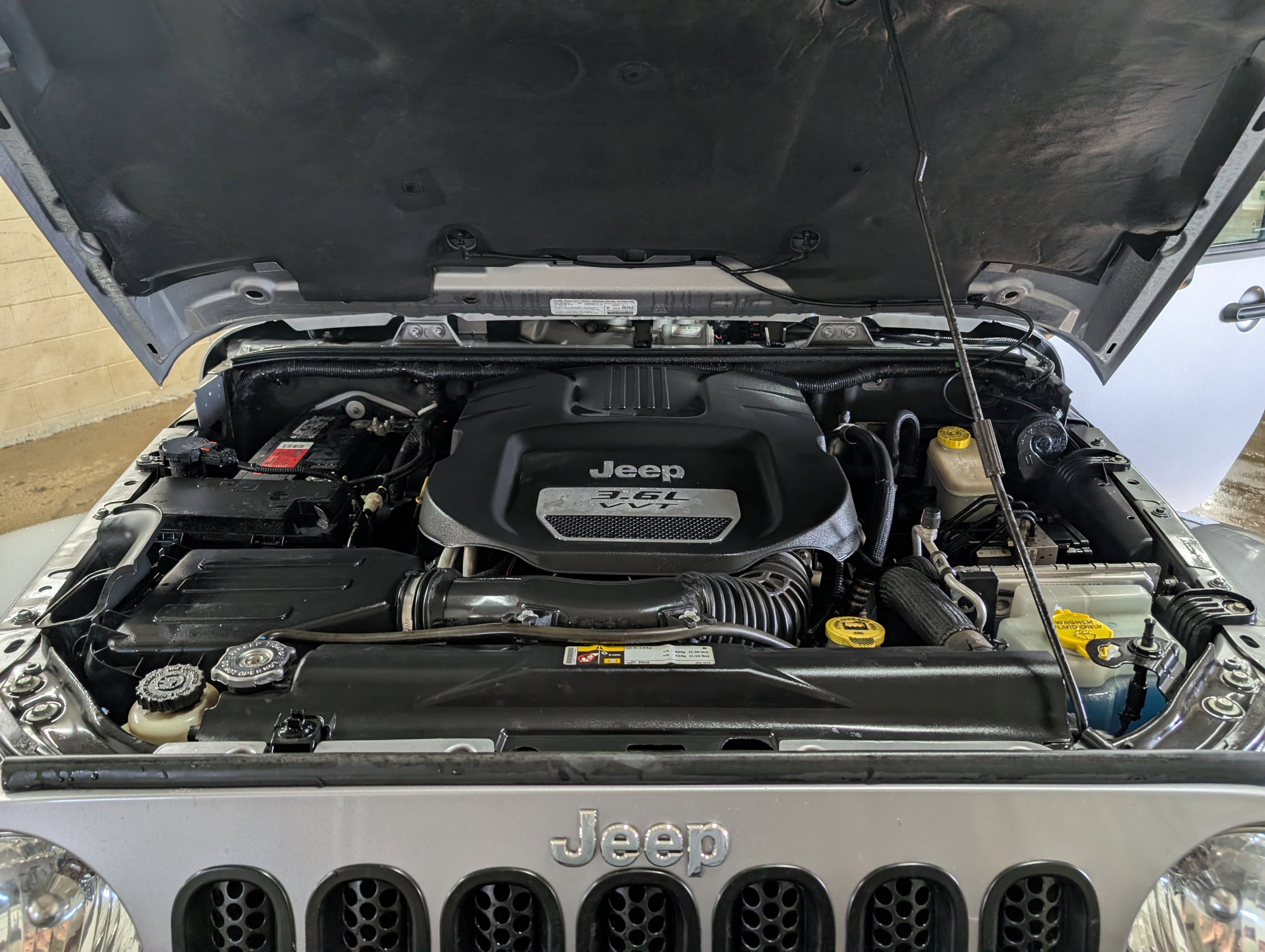 Used 2013 Jeep Wrangler Unlimited Sahara w/ Connectivity Group AWD/4WD image 4