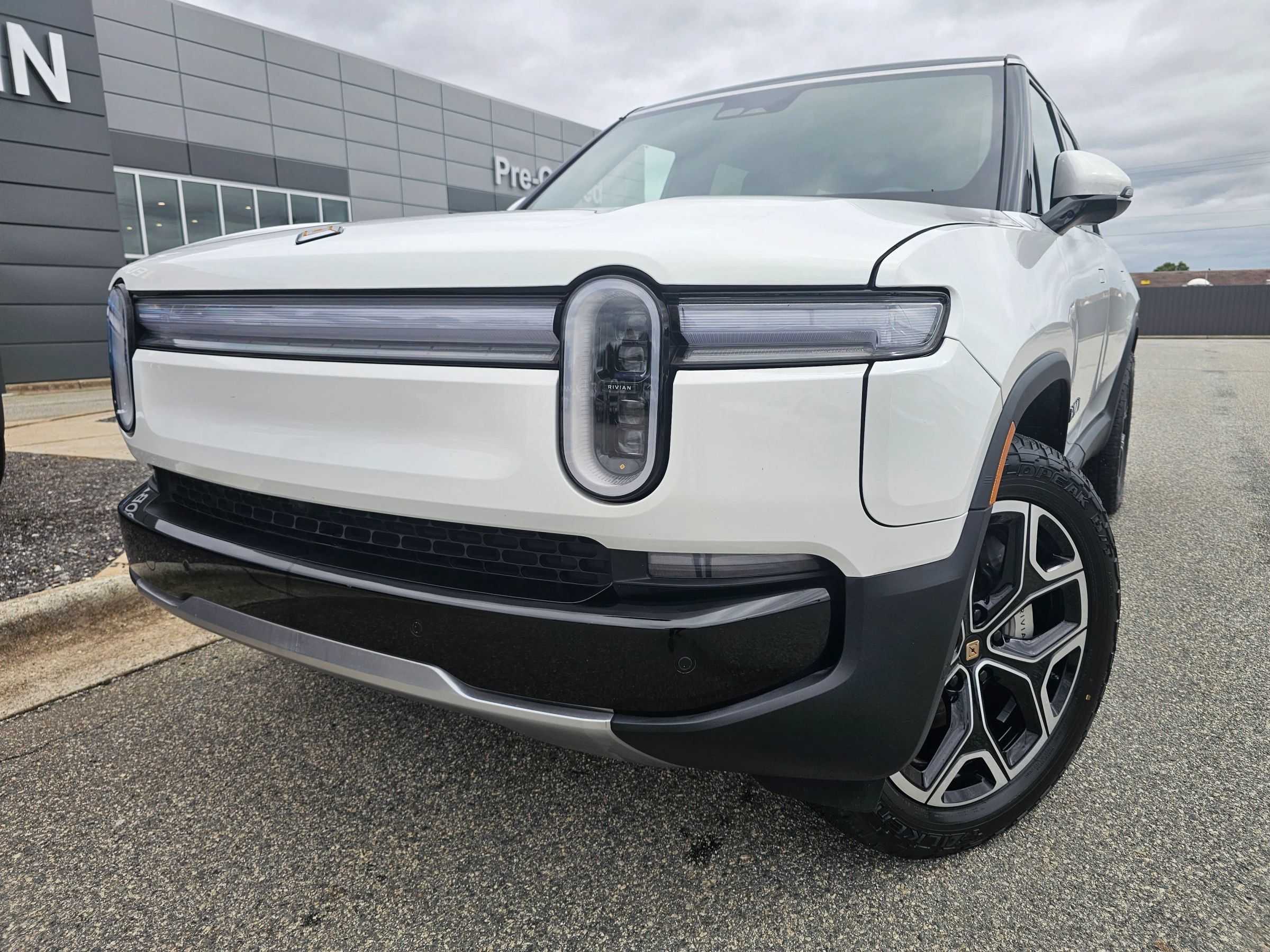 Used 2025 Rivian R1S Adventure Dual AWD/4WD image 1