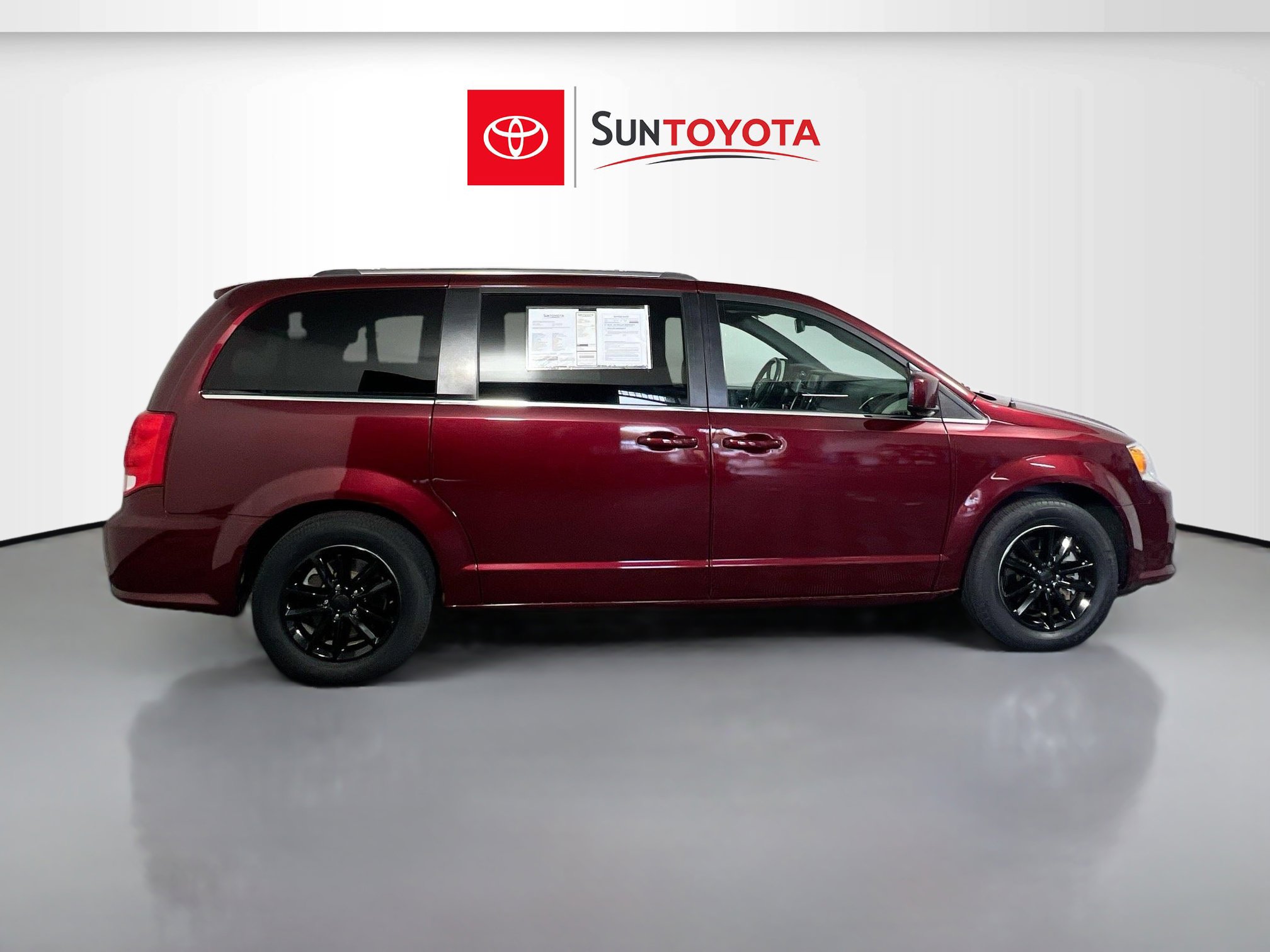 Used 2018 Dodge Grand Caravan SXT FWD image 2