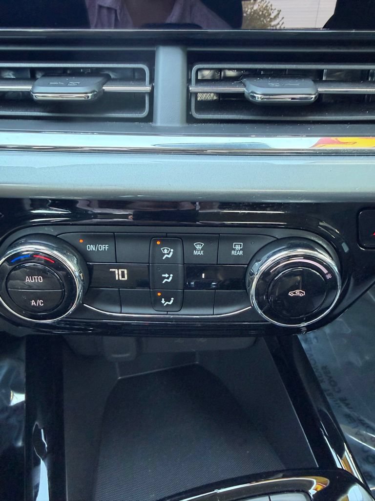 Used 2025 Chevrolet Trax LT FWD image 13