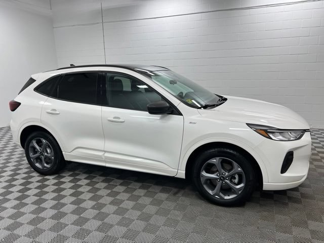 Used 2023 Ford Escape ST-Line w/ Tech Pack #1 AWD/4WD image 4