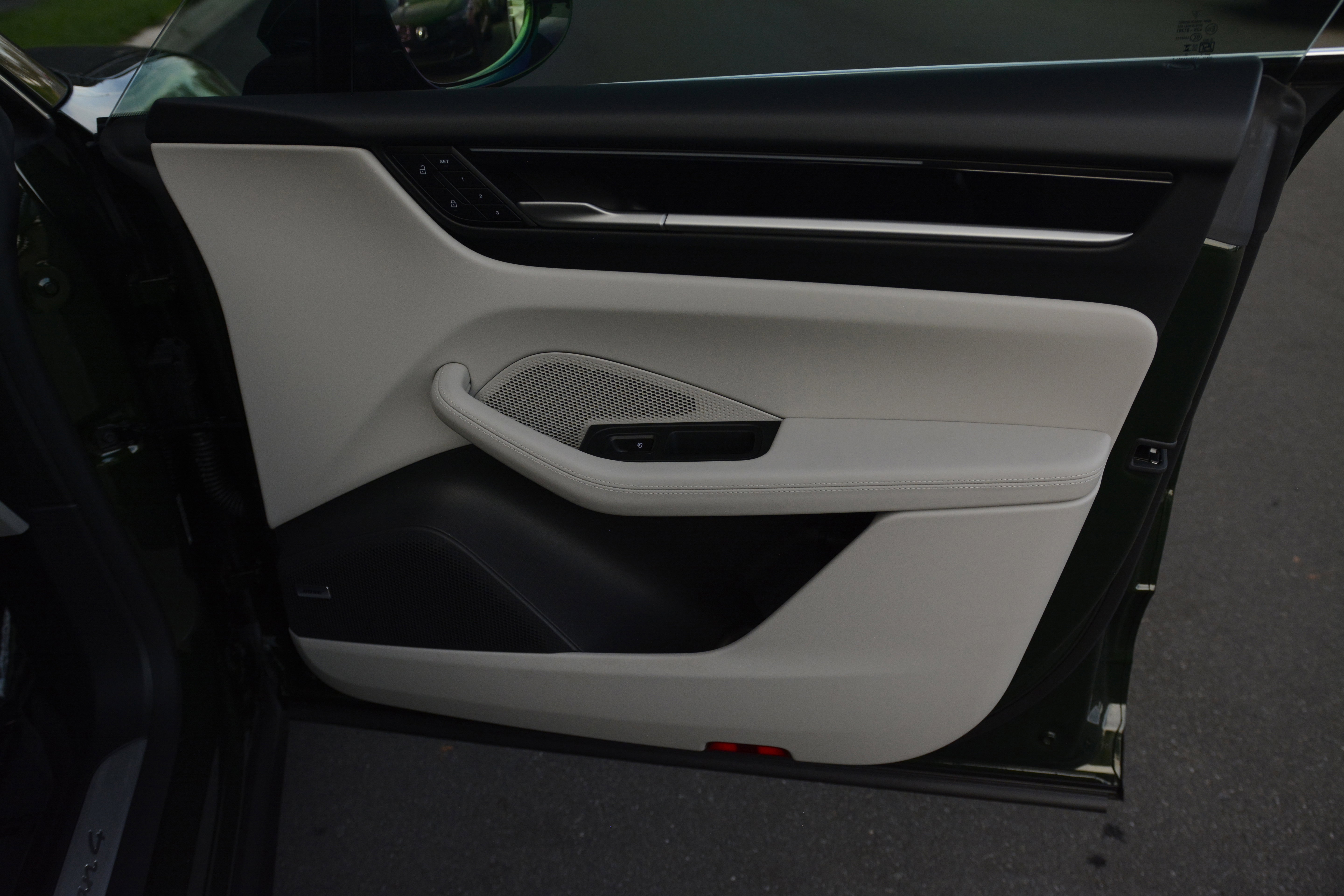 Certified 2025 Porsche Macan 4 Electric image 24