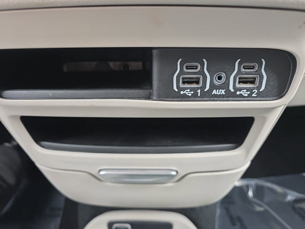 Used 2024 Chrysler Pacifica Touring-L image 14