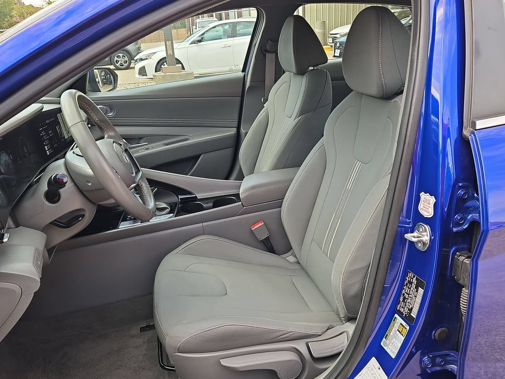 Used 2025 Hyundai Elantra SEL FWD image 25