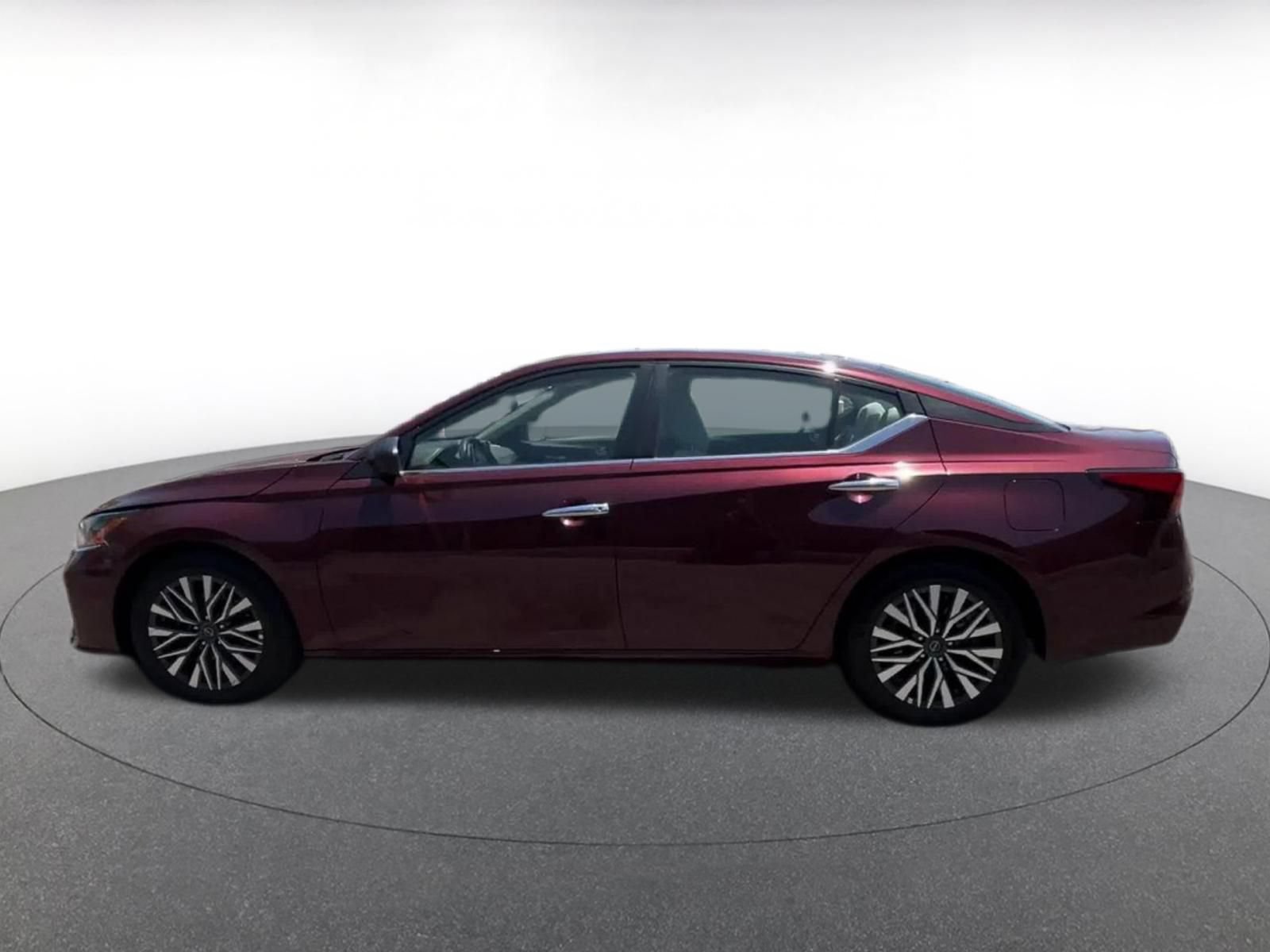 Used 2025 Nissan Altima 2.5 SV FWD image 9