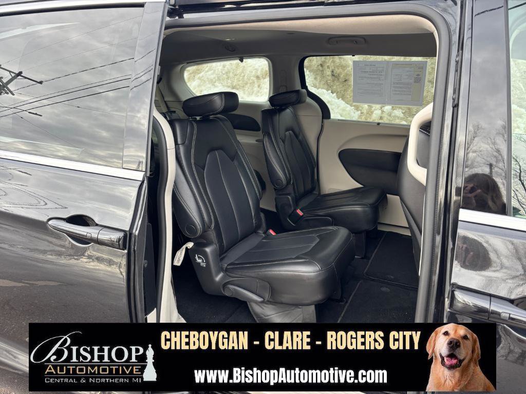 Used 2023 Chrysler Pacifica Touring-L image 36