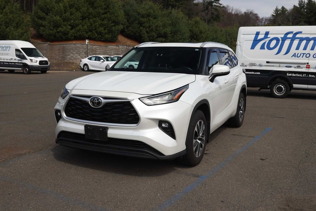 Used 2022 Toyota Highlander XLE image 9