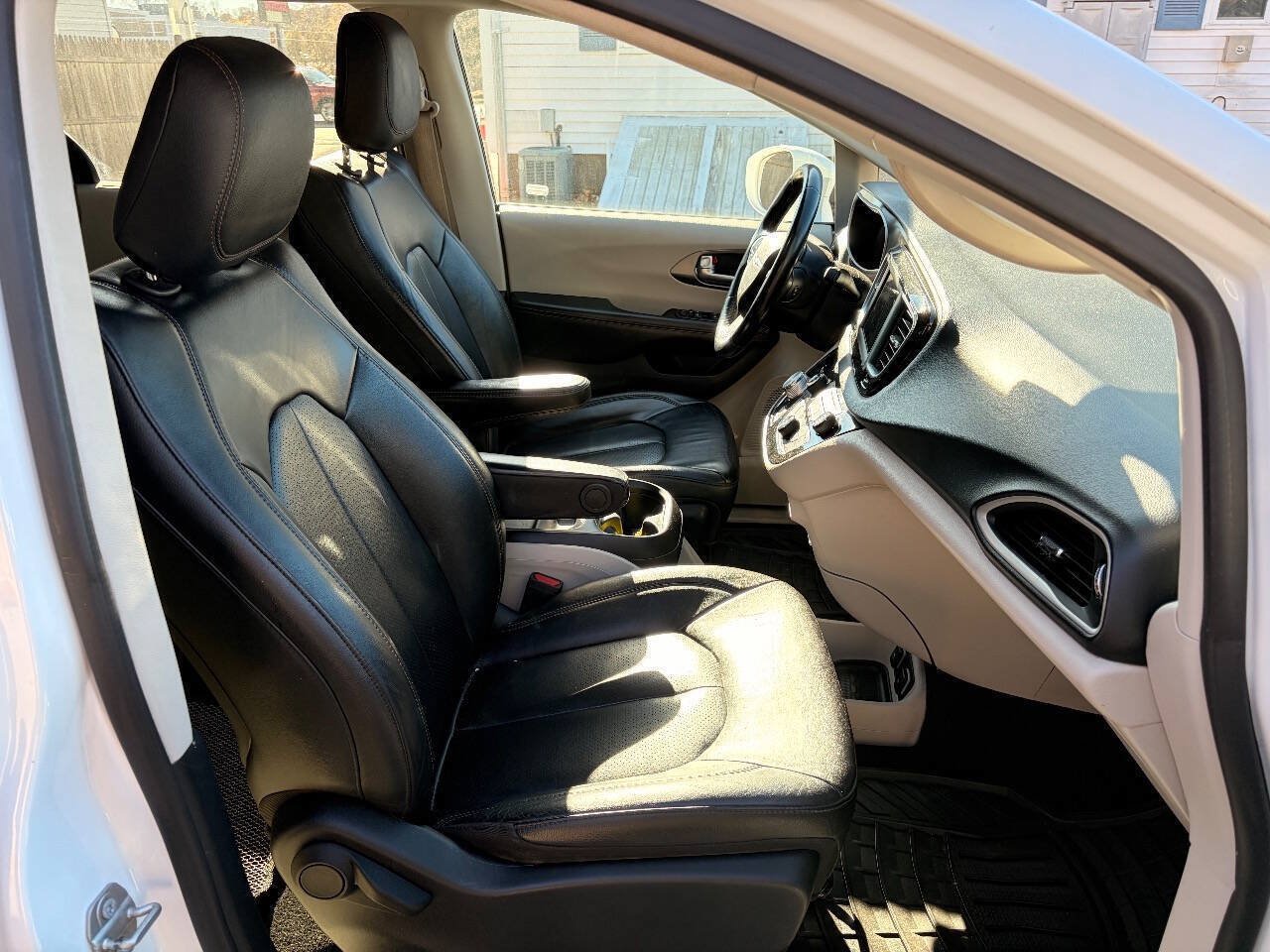 Used 2020 Chrysler Pacifica Touring-L FWD image 25