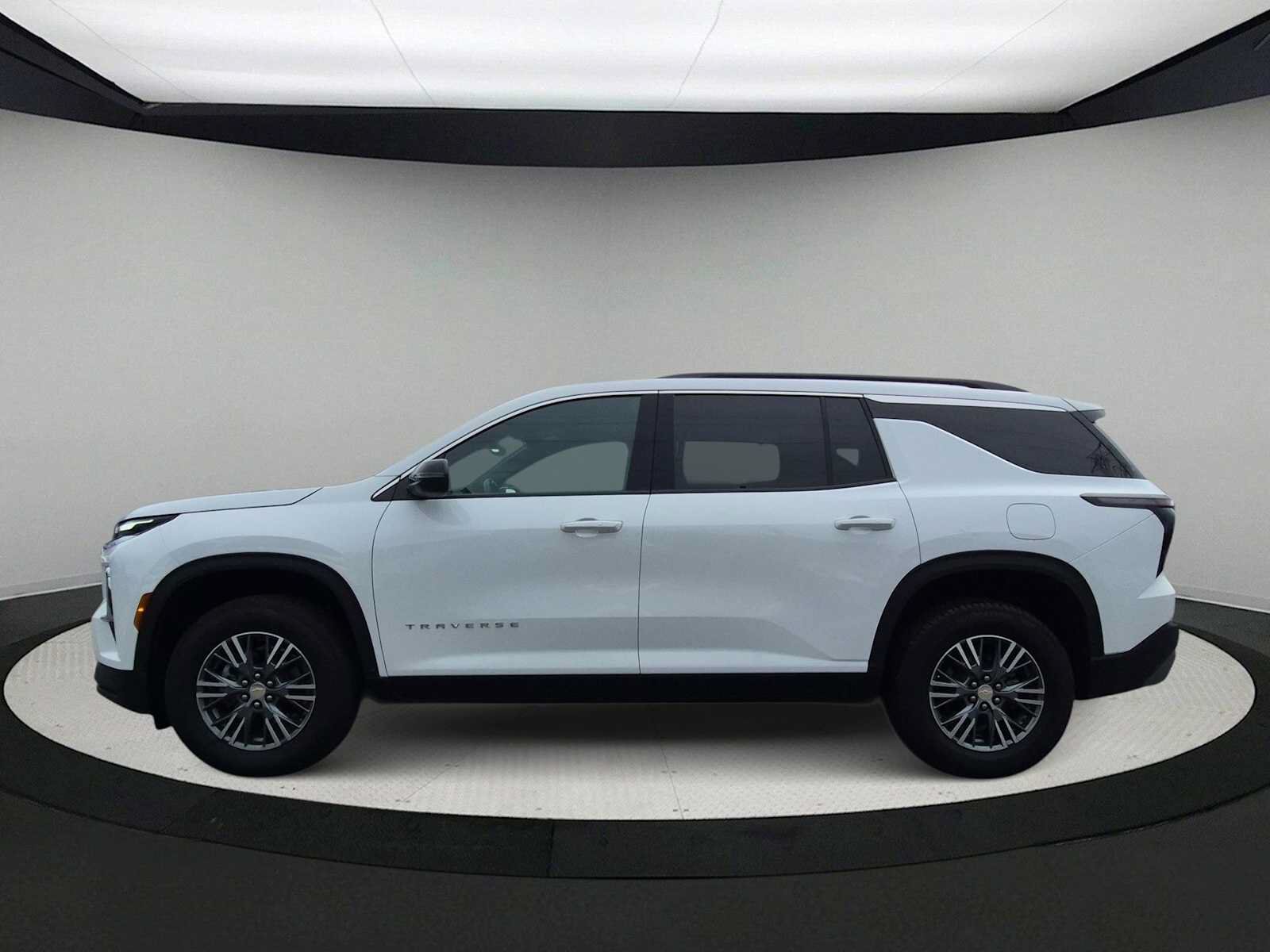 Used 2025 Chevrolet Traverse LT AWD/4WD image 5