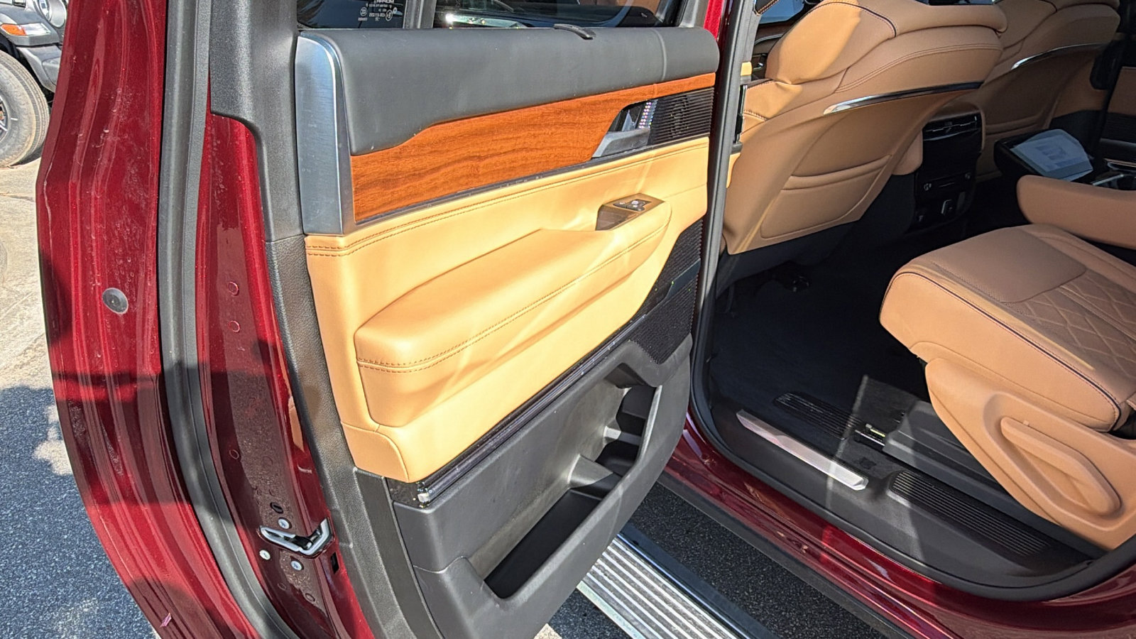 Used 2025 Jeep Grand Wagoneer L Series III AWD/4WD image 23