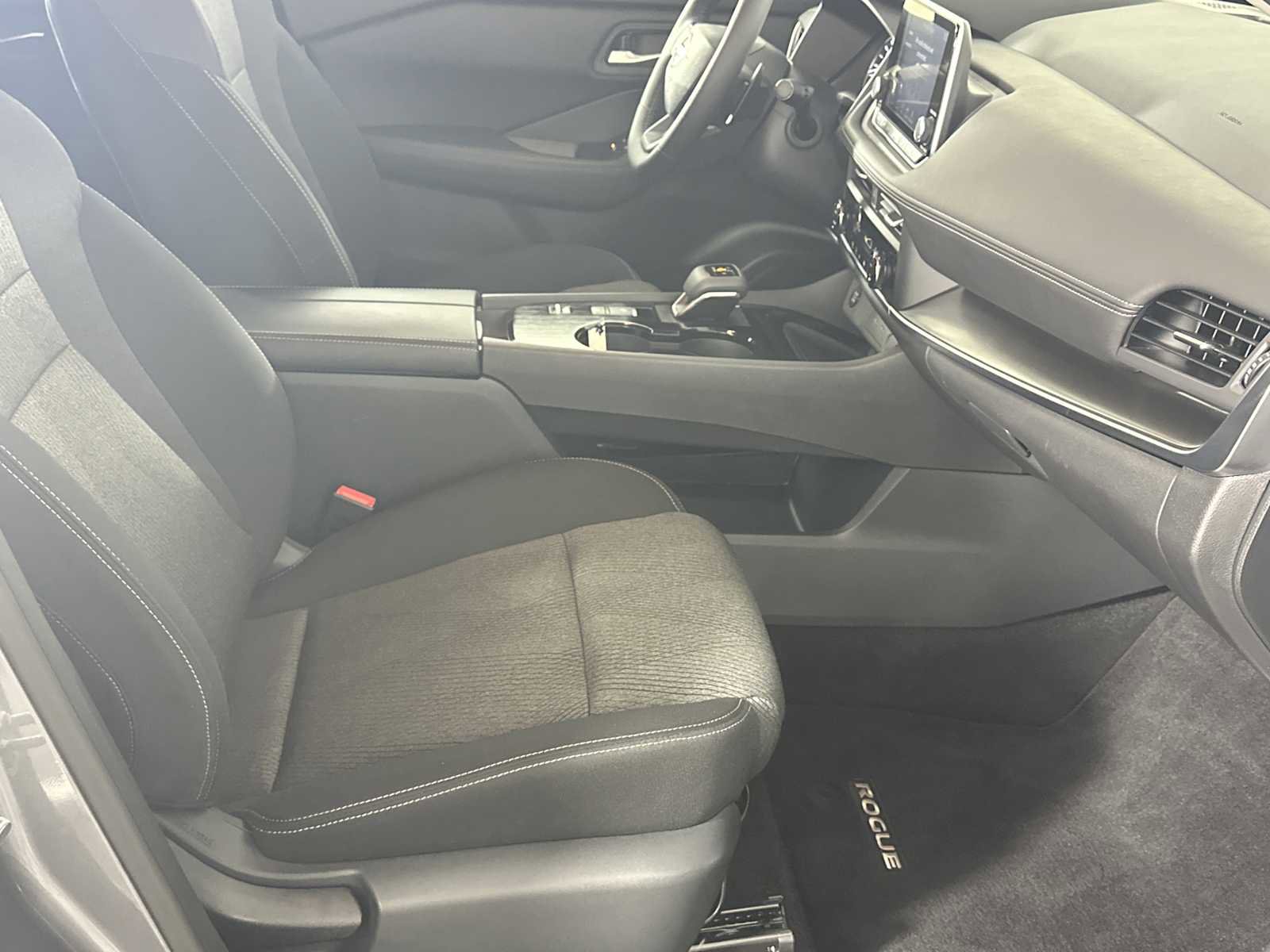 Used 2025 Nissan Rogue SV FWD image 15