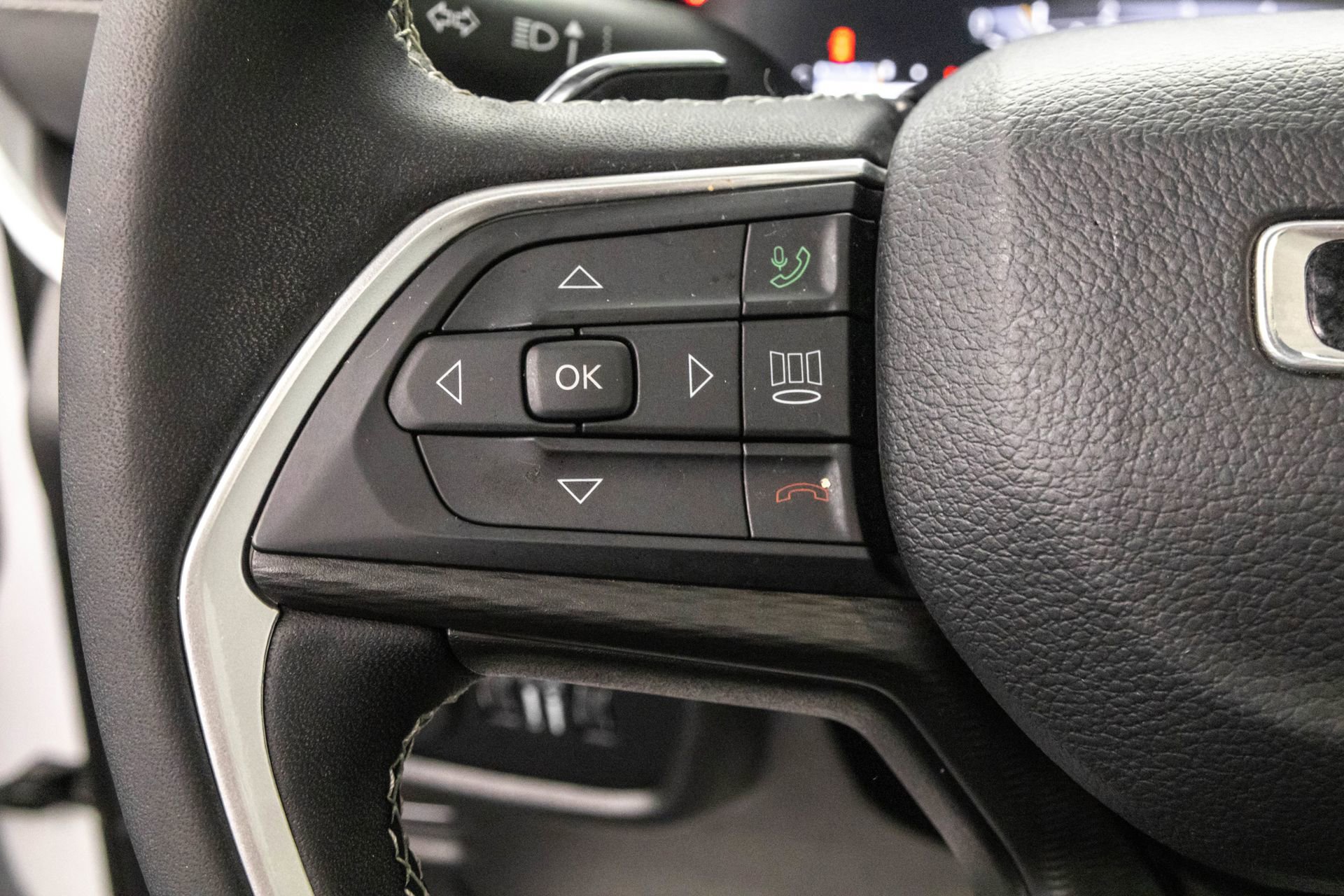 Used 2023 Jeep Grand Cherokee Laredo X image 19