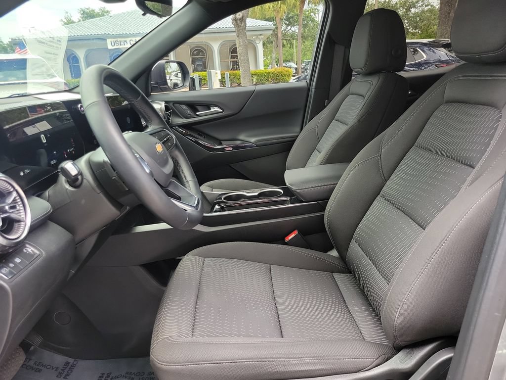 Used 2025 Chevrolet Equinox LT w/ Safety and Technology Package FWD image 11