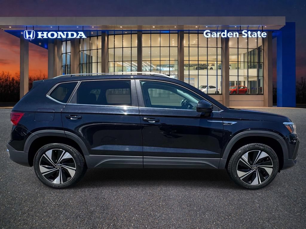 Used 2024 Volkswagen Taos SE w/ Panoramic Sunroof Package AWD/4WD image 5