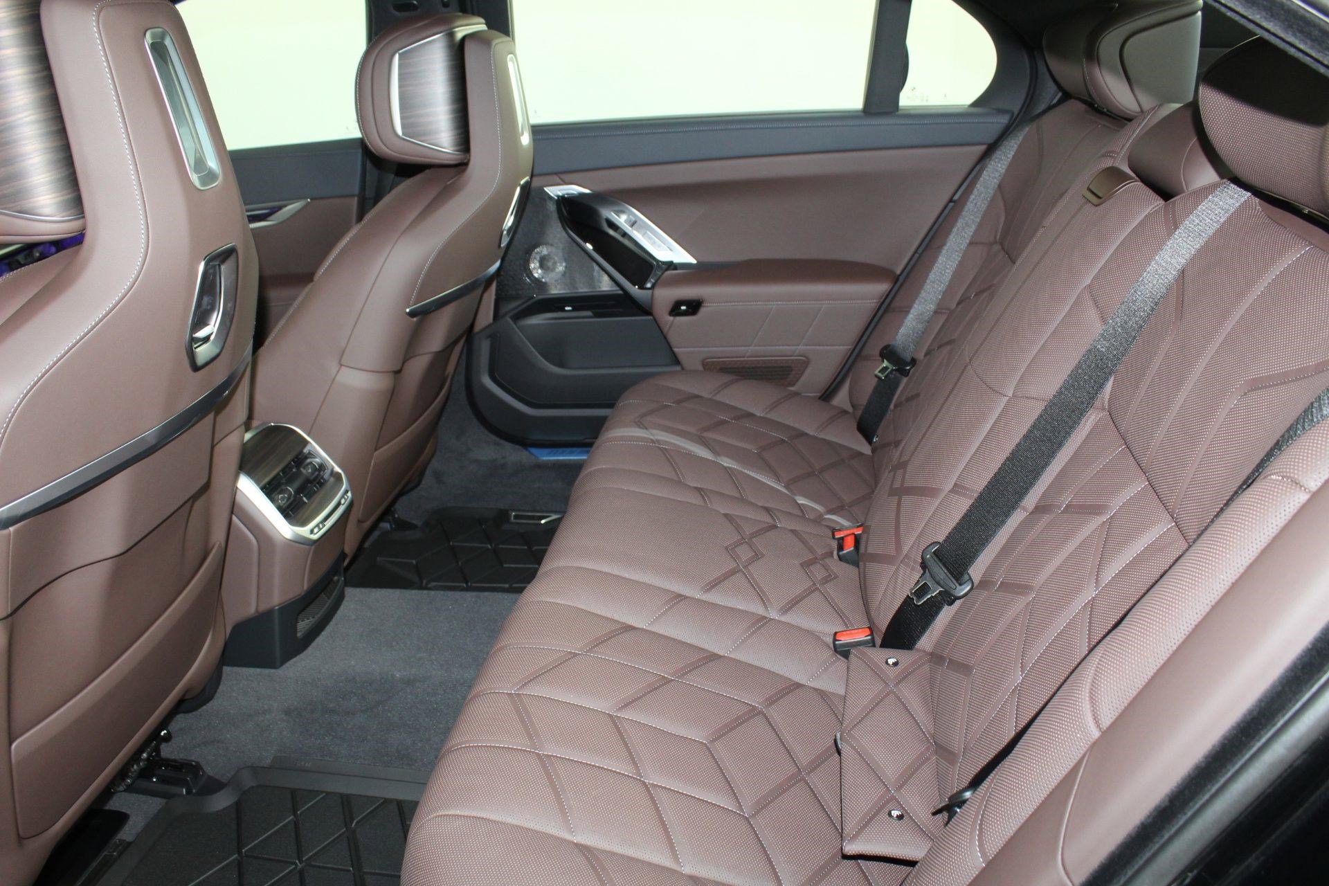 New 2026 BMW 750e xDrive w/ Executive Package image 12