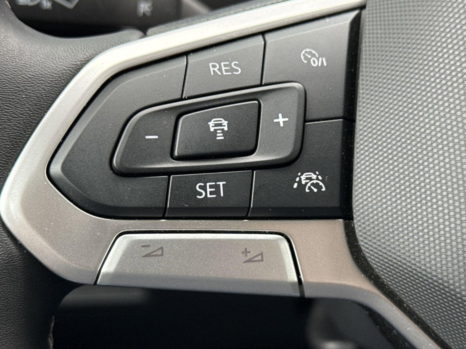 Used 2024 Volkswagen Tiguan SE AWD/4WD image 15