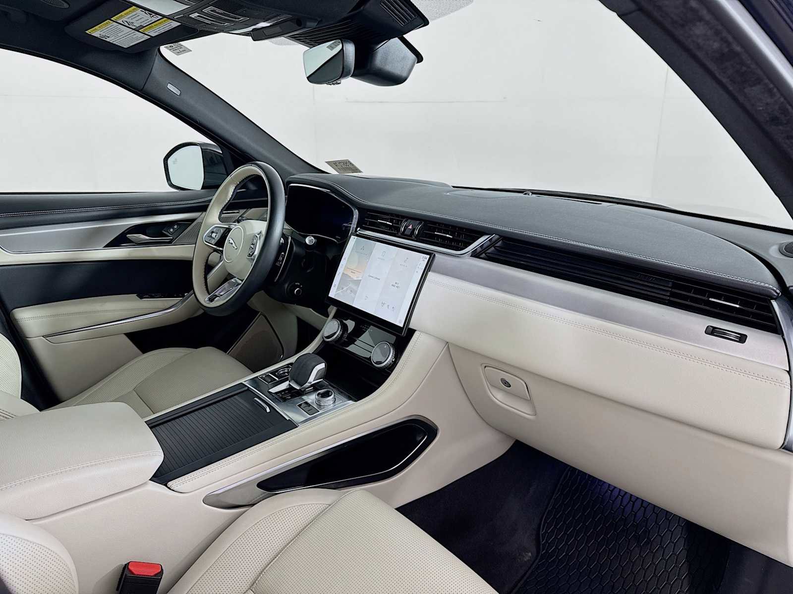 Used 2024 Jaguar F-PACE R-Dynamic S image 28