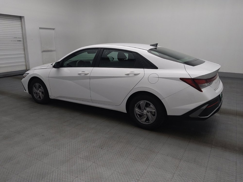 Used 2025 Hyundai Elantra SE FWD image 3