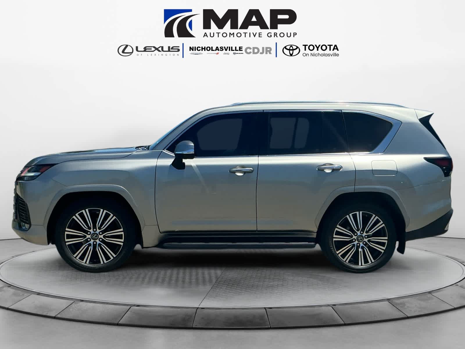 Used 2022 Lexus LX 600 4WD w/ Luxury Package image 2