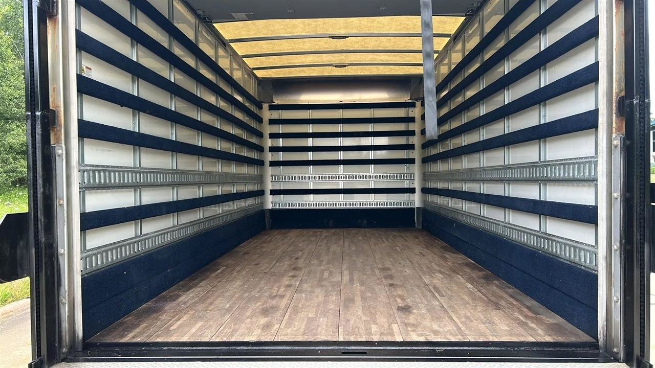 Used 2018 Isuzu NPR RWD image 12