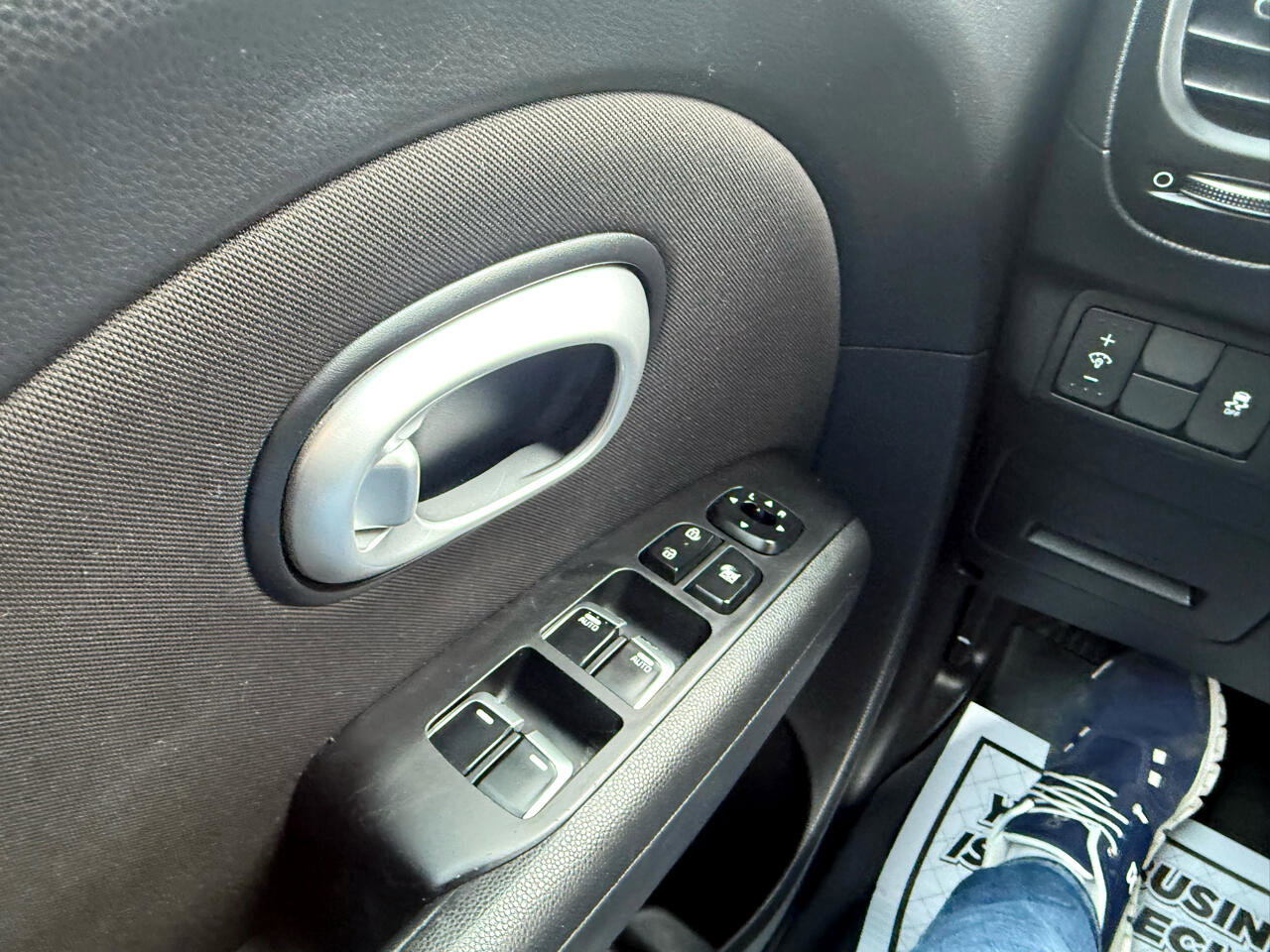 Used 2017 Kia Soul + image 27