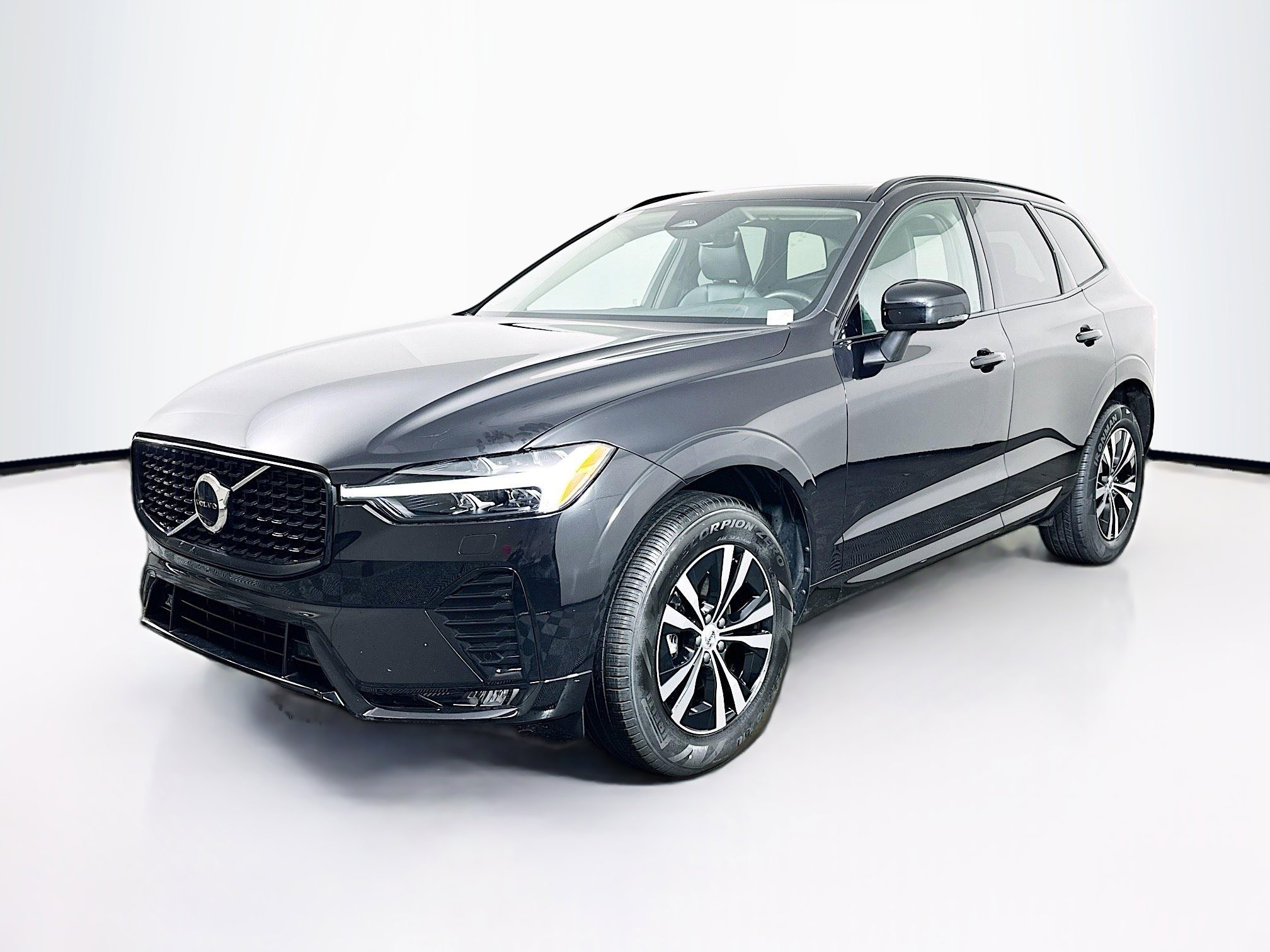 Used 2025 Volvo XC60 B5 Core image 3
