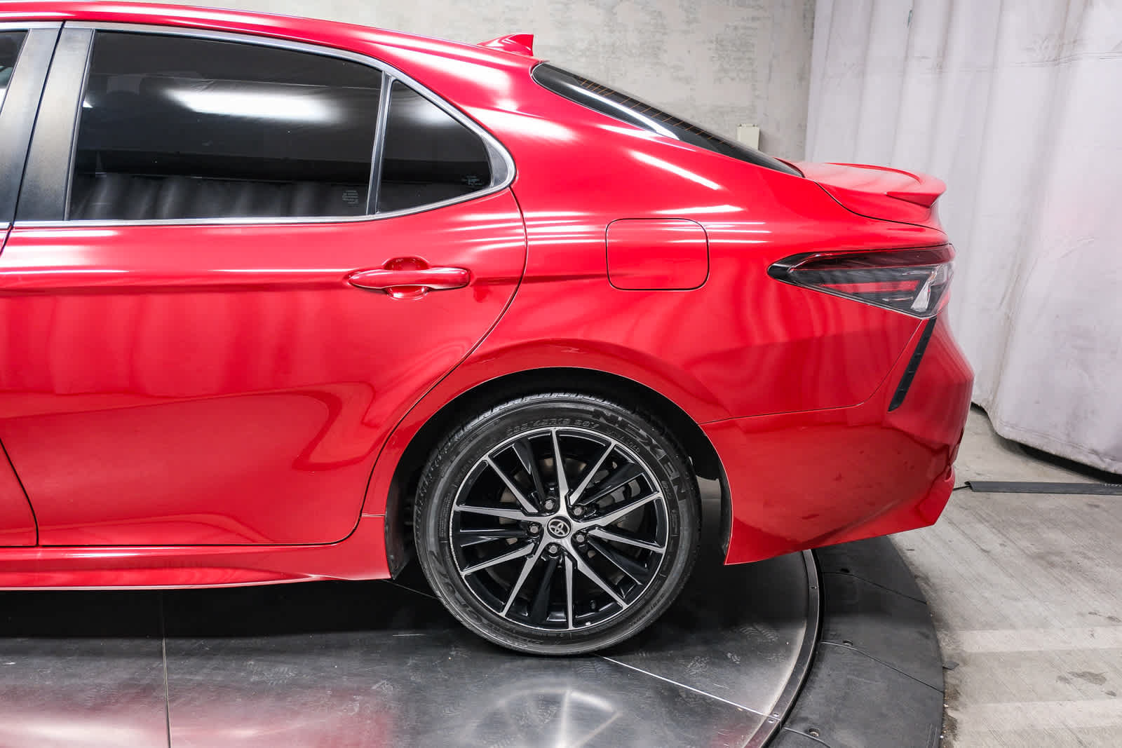 Used 2022 Toyota Camry SE w/ Carpet Mat Package (TMS) FWD image 8