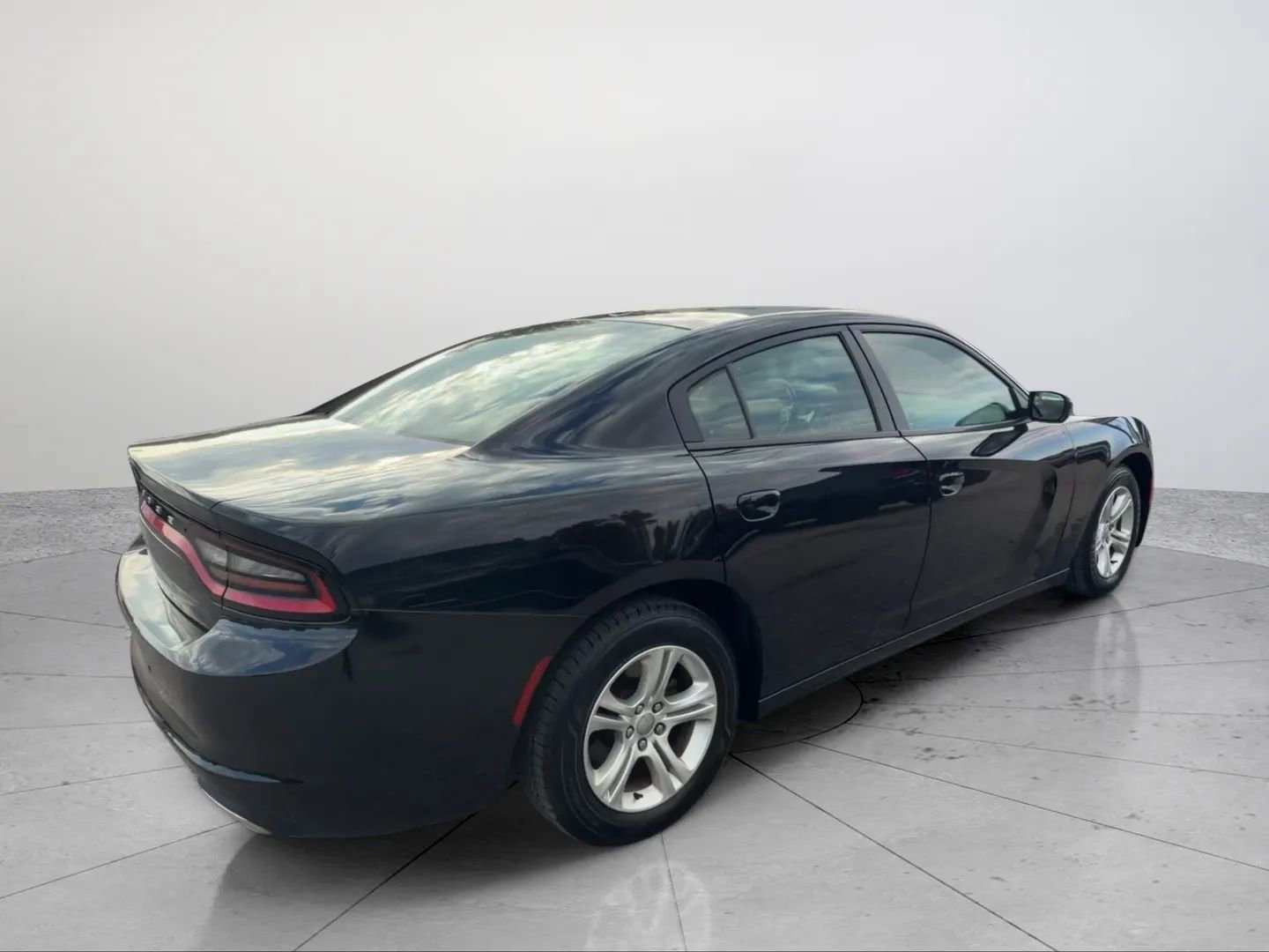 Used 2021 Dodge Charger SXT w/ Leather Interior Group image 5