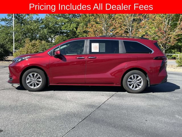 Used 2025 Toyota Sienna XLE FWD image 2