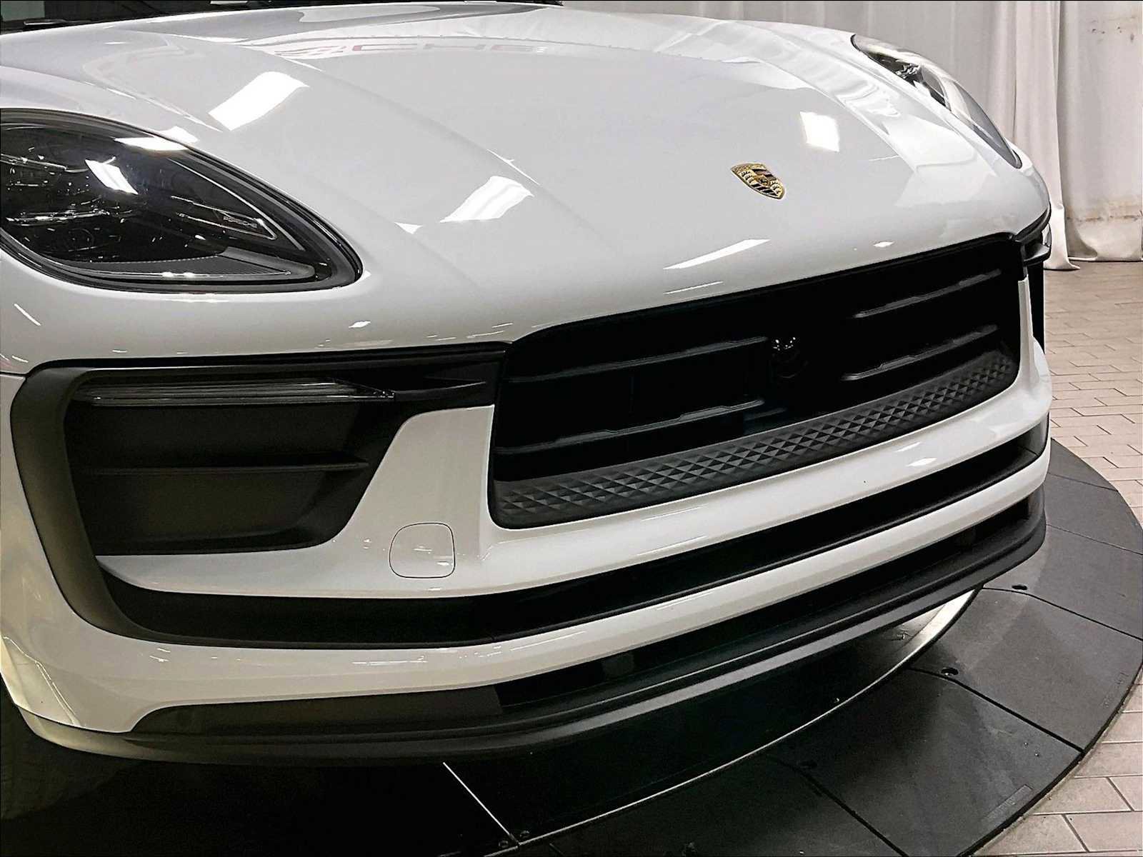Used 2025 Porsche Macan image 32