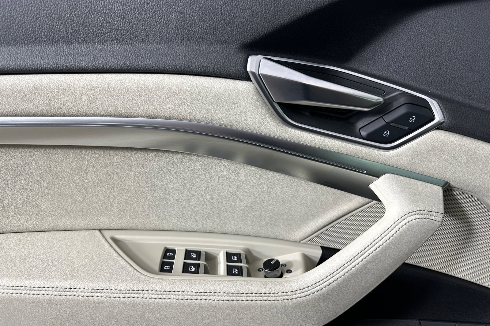 Used 2022 Audi e-tron Premium w/ Convenience Plus Package image 10