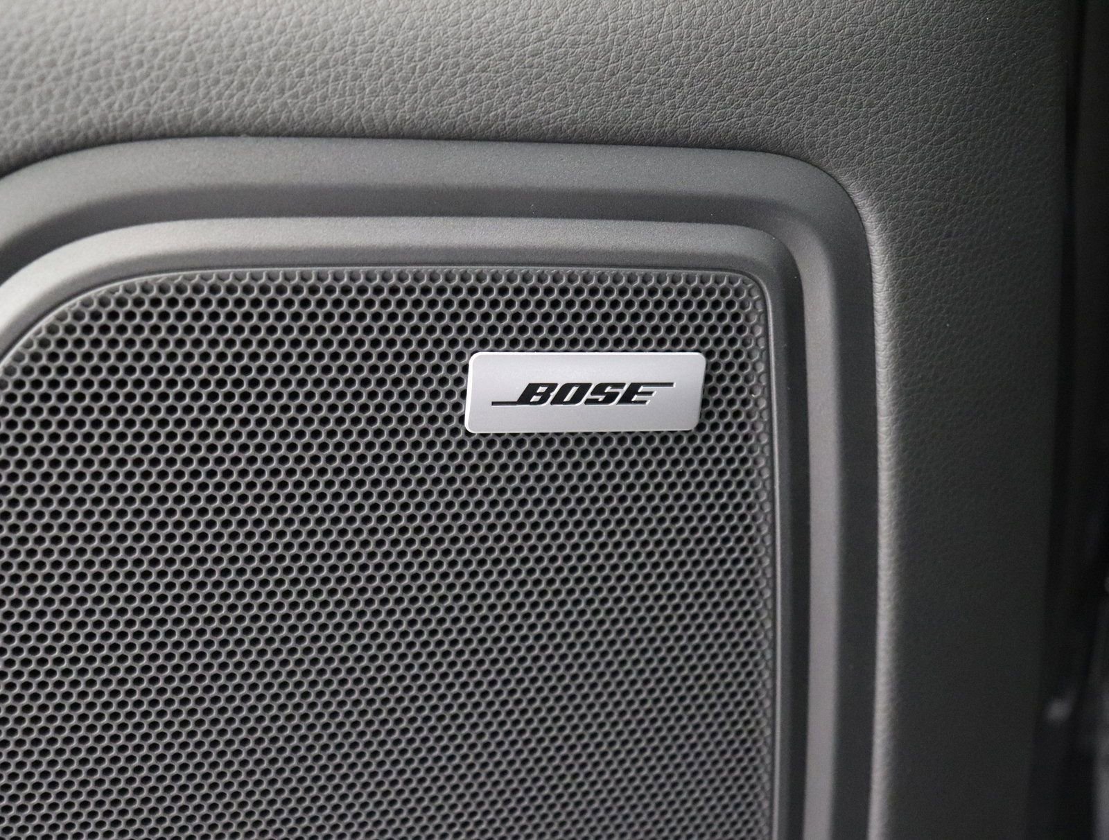 Certified 2025 Porsche Macan image 30