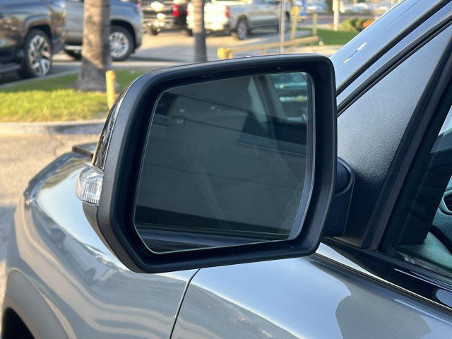 Used 2023 GMC Acadia SLE w/ Driver Convenience Package image 20