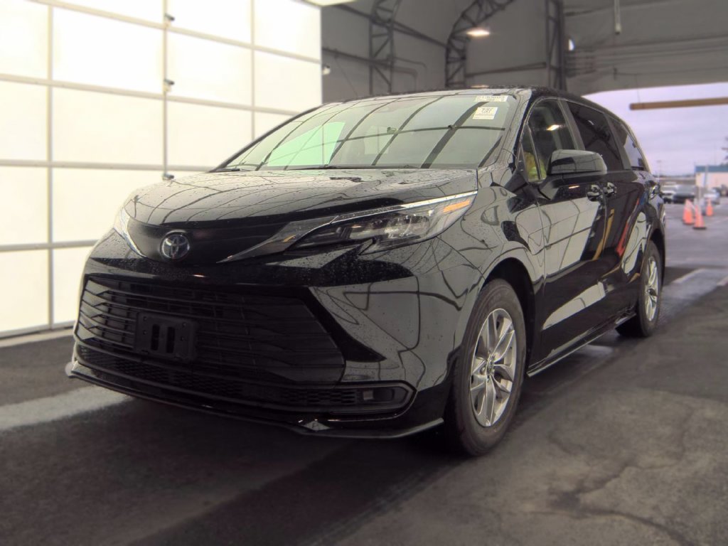 Certified 2024 Toyota Sienna LE AWD/4WD image 1