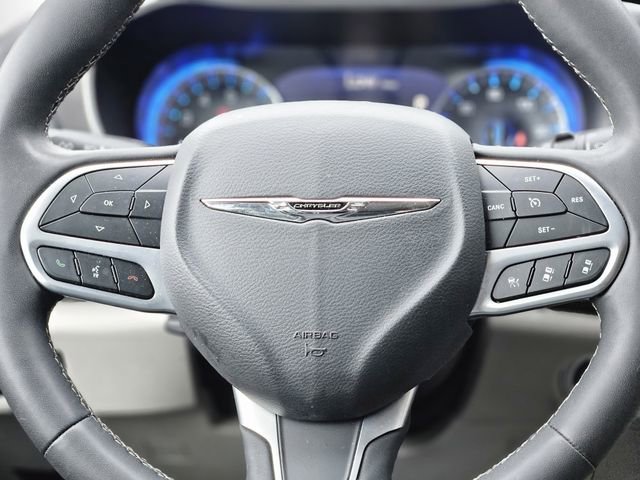 Used 2023 Chrysler Pacifica Touring-L image 16