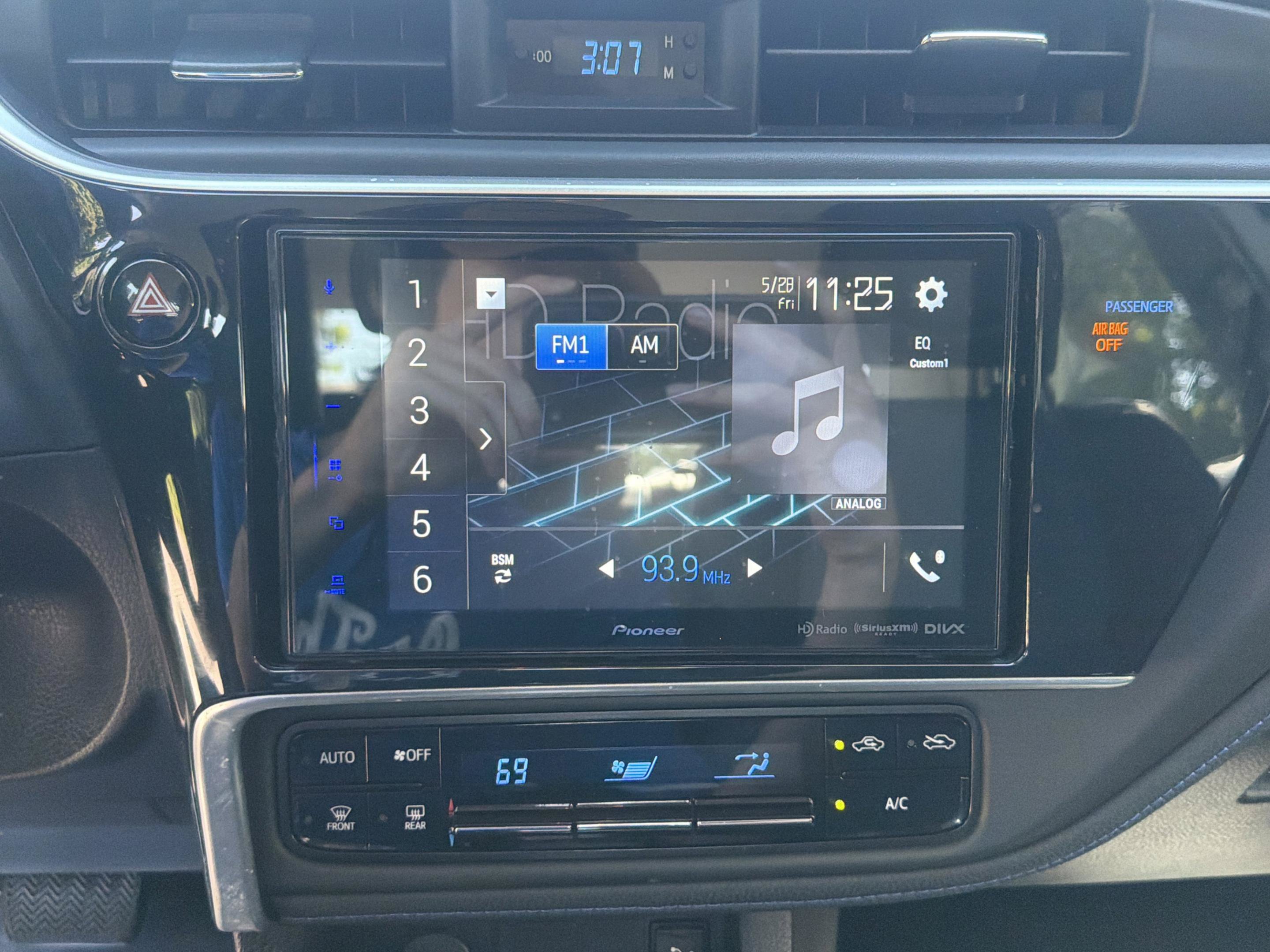 Used 2019 Toyota Corolla SE FWD image 14