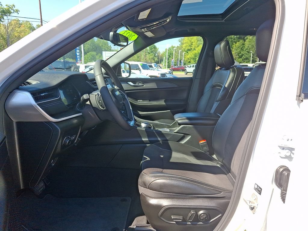 Used 2023 Jeep Grand Cherokee Altitude AWD/4WD image 14